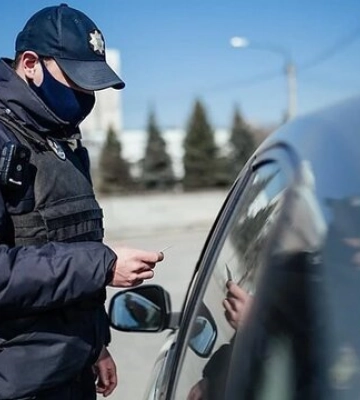 На Волині на блокпосту чоловік побив поліцейського металевою трубою