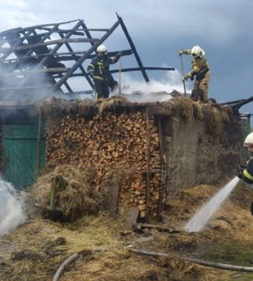 На Волині від удару блискавки загорілася будівля 