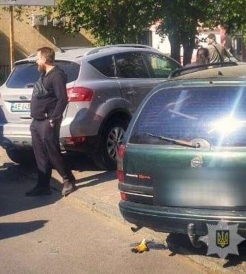 У Дніпрі чоловік розбив скло в авто та викрав електроінструмент 