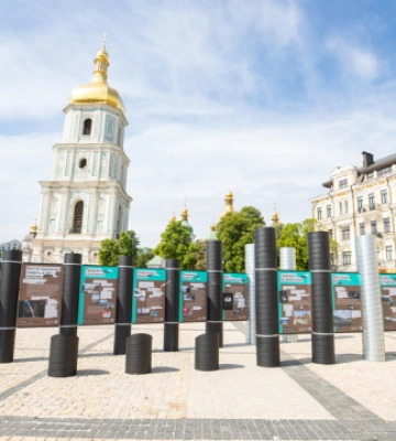 Друга річниця оборони Маріуполя: в центрі Києва відкрили виставку про облогу міста
