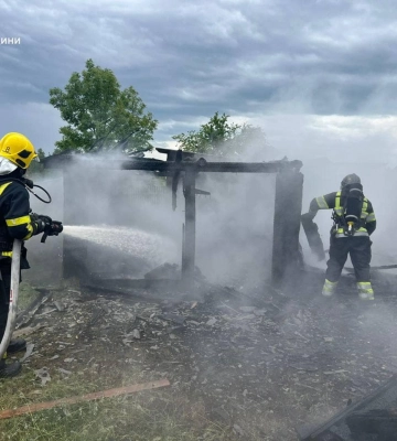 Через сарай на Поліссі могли згоріти дві хати