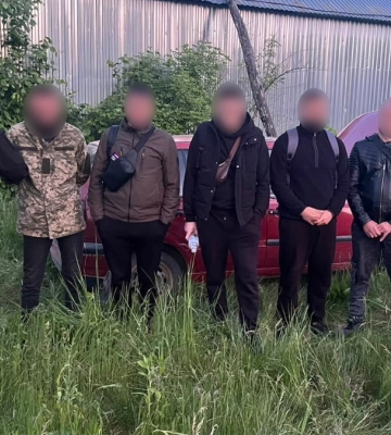 На Буковині затримали сімох чоловіків та ймовірного організатора незаконного перетину кордону