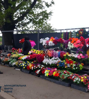 Мунварта у Рівному взялася за продавців штучних квітів