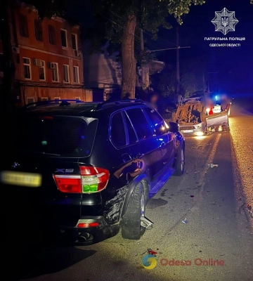 В Одесі п’яний лихач перевернув авто та пошкодив припарковані автомобілі