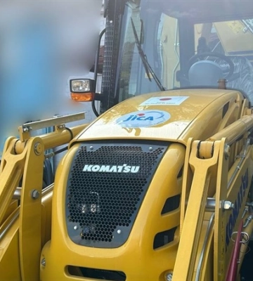 Зможе працювати як на ремонтах колій, так і в разі надзвичайних ситуацій: до Дніпра з Японії прибув сучасний екскаватор-навантажувач