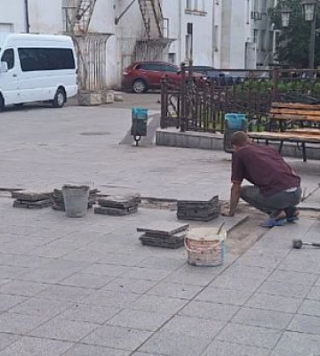 В Кривом Роге идет замена тротуарной плитки возле театра имени Шевченка