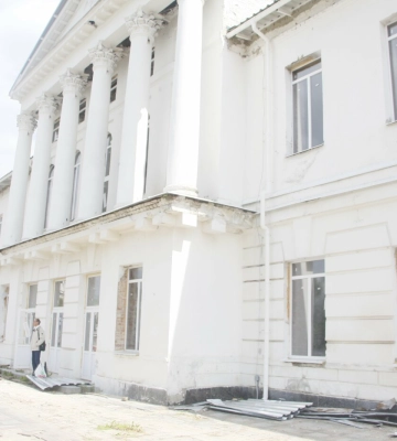 У Полтаві навколо зупинки згорілого &quot;Котлярика&quot; прибрали металевий паркан