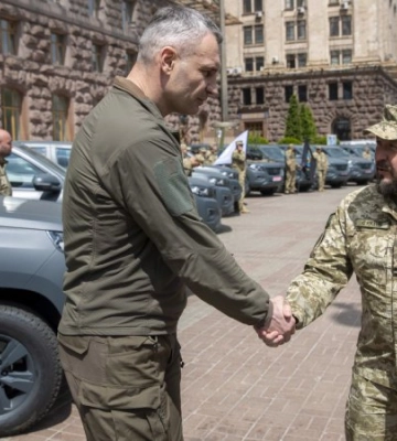 Київ передав захисникам на сході автівки, системи РЕБ, антени