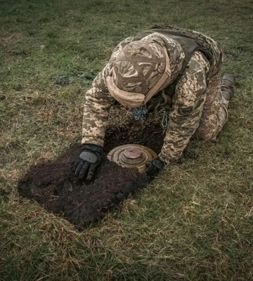 У Генштабі запевнили, що лише у 2024 році встановили на Харківщині "десятки тисяч мін". Фото