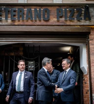 За столом, повним гільз: Кулеба та Блінкен пообідали у Veterano Pizza у Києві, – яскраве фото