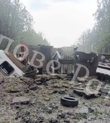 На Волині здетонували міни на дорозі: постраждав водій фури, дорога зруйнована