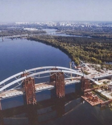 Завищив на 24 млн гривень витрати на оренду техніки для будівництва Подільського мосту: прокуратура викрила підрядника