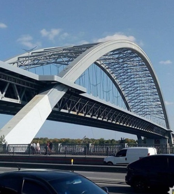 Завищив на 24 млн гривень витрати на оренду техніки для будівництва Подільського мосту: прокуратура викрила підрядника