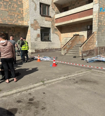Дві дівчини стрибнули з даху багатоповерхівки у Житомирі