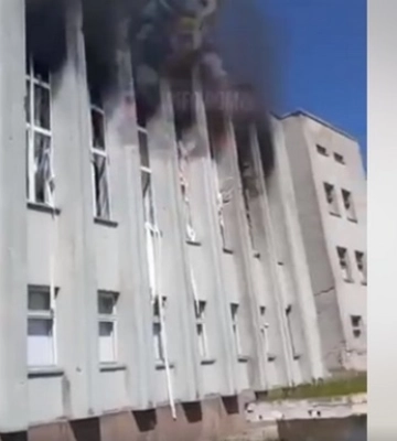 От удара дроном загорелось здание горсовета в Середине-Буде Сумской области