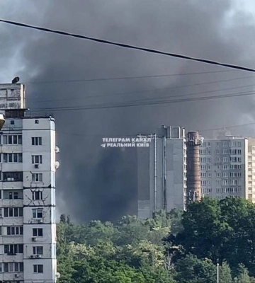 В Киеве вспыхнул масштабный пожар: в небо поднимается столб черного дыма