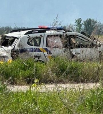 FPV-дрон ворога атакував автомобіль поліції, який їхав на евакуацію людей з Вовчанська. ФОТО
