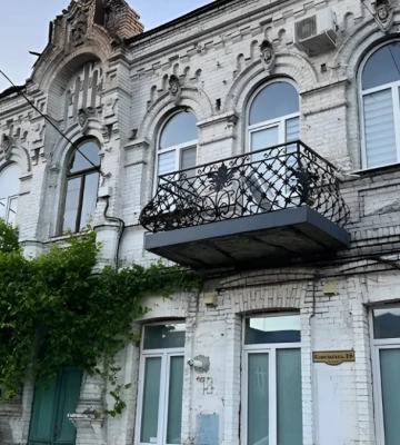 Чоловік у чорному пальто: що приховує будинок у старій частині Луцька