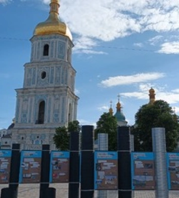 У центрі Києва відкрили виставку до другої річниці оборони Маріуполя: фоторепортаж