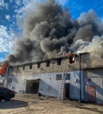 Зайнялися автомобільні шини: пожежу на СТО у Києві локалізували