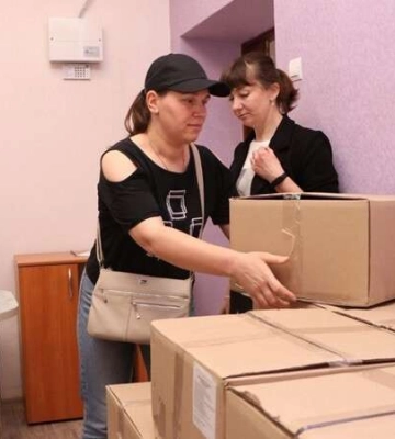 У Дніпрі вимушені переселенці отримують безкоштовні набори продуктів харчування від міста