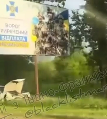 Автівка врізалась в опору рекламного щита на Франківщині