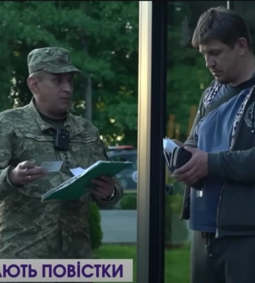 «Не на фронт, а для уточнення даних»: як працівники ТЦК на Волині роздають повістки