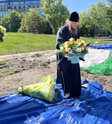 Черкаський митрополит Феодосій приніс квіти на місце демонтованого незаконного МАФу УПЦ (ФОТО)