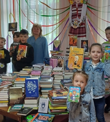Сумська бібліотека отримала в подарунок 500 українських книг