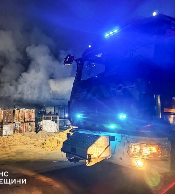 На Одещині рятувальники майже три години гасили пожежу на складах