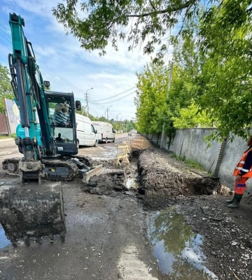 На Білій у Рівному ремонтують дощову каналізацію