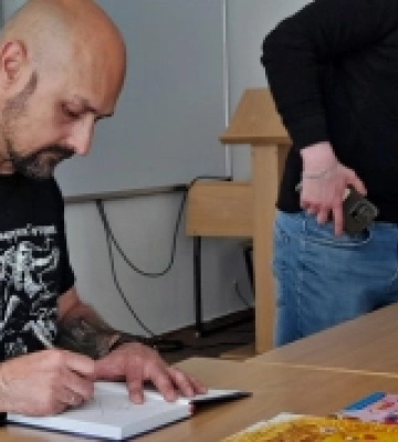 «Мені вистачає таланту, але бракує знань»: у Луцьку дитячий письменник Сашко Дерманський презентував свої книги