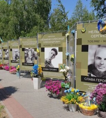 Женщина крала цветы из Аллеи памяти в Кировоградской области и продавала их на базаре. ФОТО