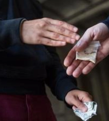 Полтавські патрульні виявили у підозрілих перехожих ймовірні наркотики