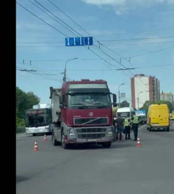 На обох водіїв склали протоколи: у Луцьку на перехресті зіткнулися вантажівка та легковик