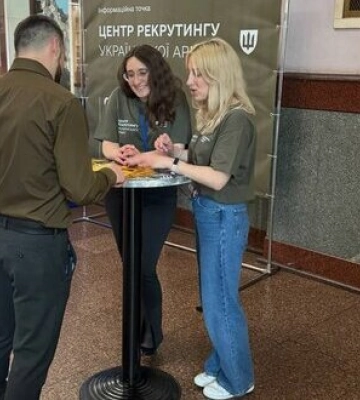 На залізничному вокзалі у Львові запрацював інформаційний пункт рекрутингу до ЗСУ. ФОТОрепортаж