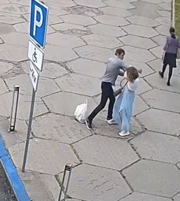 Бив жінок посеред вулиці: у Дніпрі затримали чоловіка