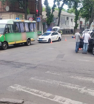 У Сумах водій маршрутки поїхав на червоне і зіткнувся із Тойотою