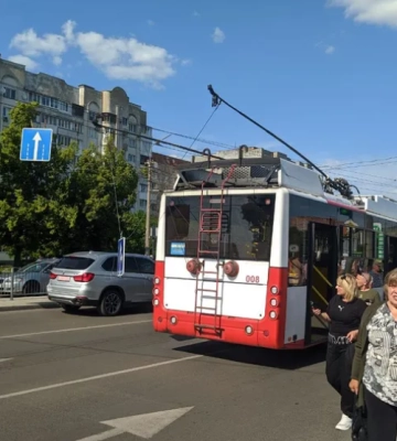 У Луцьку біля «Там Таму» у тролейбуса під час руху обірвалися дроти: утворився затор. Фото