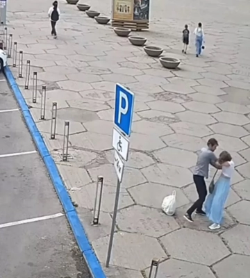 У Дніпрі неадекват за 10 хвилин побив трьох жінок (відео)