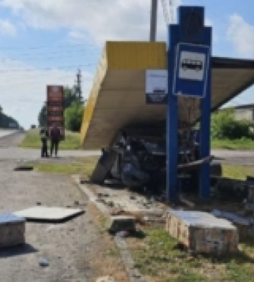 Водій у Дубні розтрощив зупинку