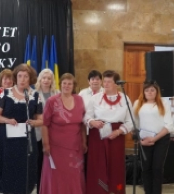 Танці, квіти і сертифікати: в університеті третього віку у Володимирі завершився навчальний рік. ФОТО