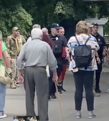 Люди у військовій формі побили чоловіка у Харкові та обматюкали жінку: поліція спостерігала
