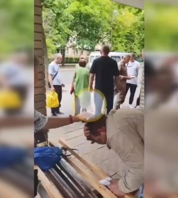 Люди у військовій формі побили чоловіка у Харкові та обматюкали жінку: поліція спостерігала