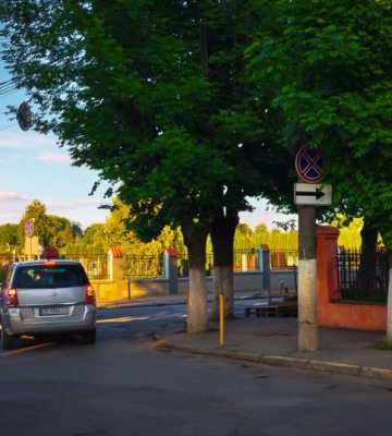 Лімузин, з якого торгували картоплею, зник з вулиці Кишинівської у Чернівцях