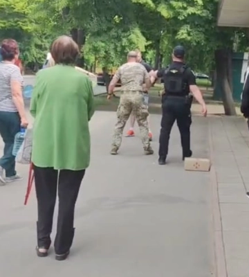У Харкові ТЦКшники вдарили чоловіка по голові і в присутності поліції побили ще одного