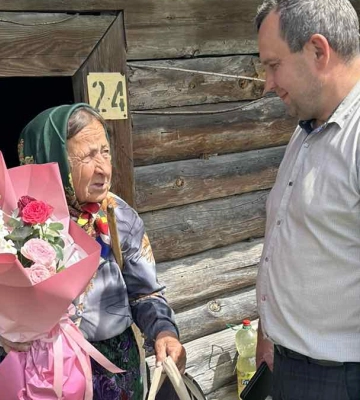 У громаді на Волині привітали довгожительку з 93-річчям