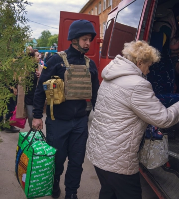 Поліція Сумщини допомагає громадянам евакуйовуватись з  прикордонного Білопілля