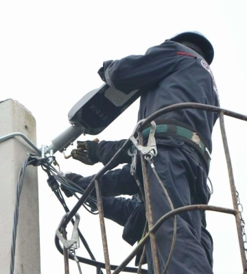 У Дніпрі на вулиці Черкаській оновлюють систему вуличного освітлення