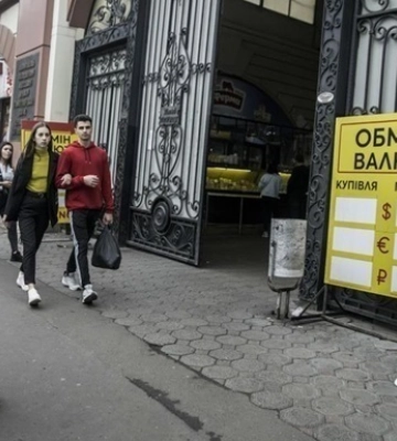 Гривна снова рекордно упала по отношению к евро